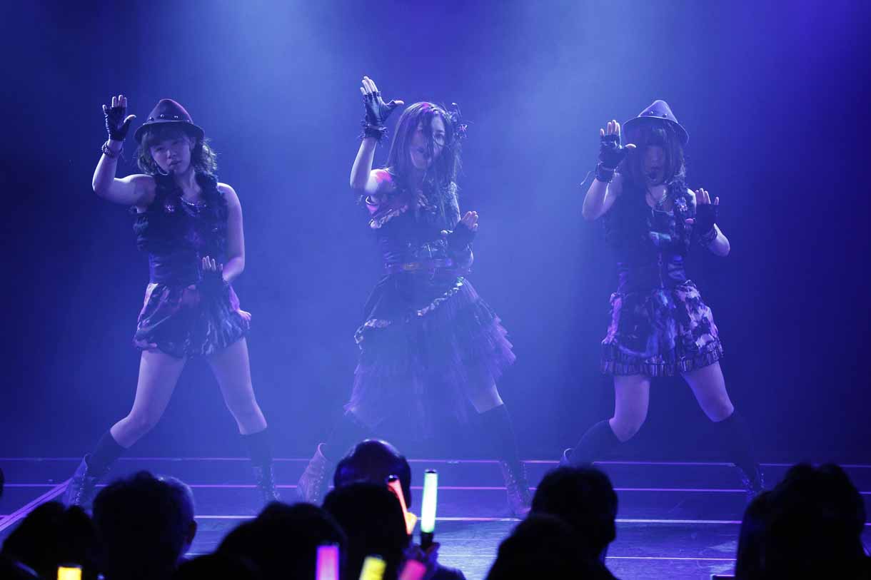 山内鈴蘭、北川綾巴、矢方美紀による「思い出以上」歌唱の様子。 (c)AKS