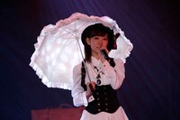 渡辺美優紀による「枯葉のステーション」歌唱の様子。 (c)AKS