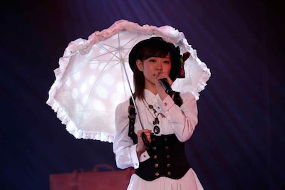 渡辺美優紀による「枯葉のステーション」歌唱の様子。 (c)AKS