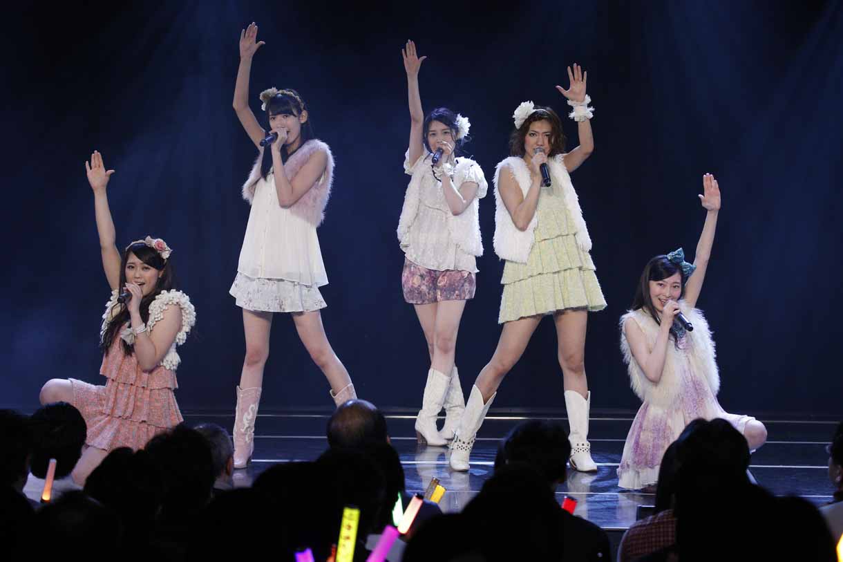 竹内舞、田中菜津美、宮前杏実、宮澤佐江、大矢真那による「万華鏡」歌唱の様子。 (c)AKS