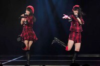 二村春香、東李苑による「狼とプライド」歌唱の様子。 (c)AKS