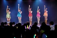 都築里佳、後藤理沙子、松井珠理奈、佐藤実絵子、中西優香による「女の子の第六感」歌唱の様子。 (c)AKS