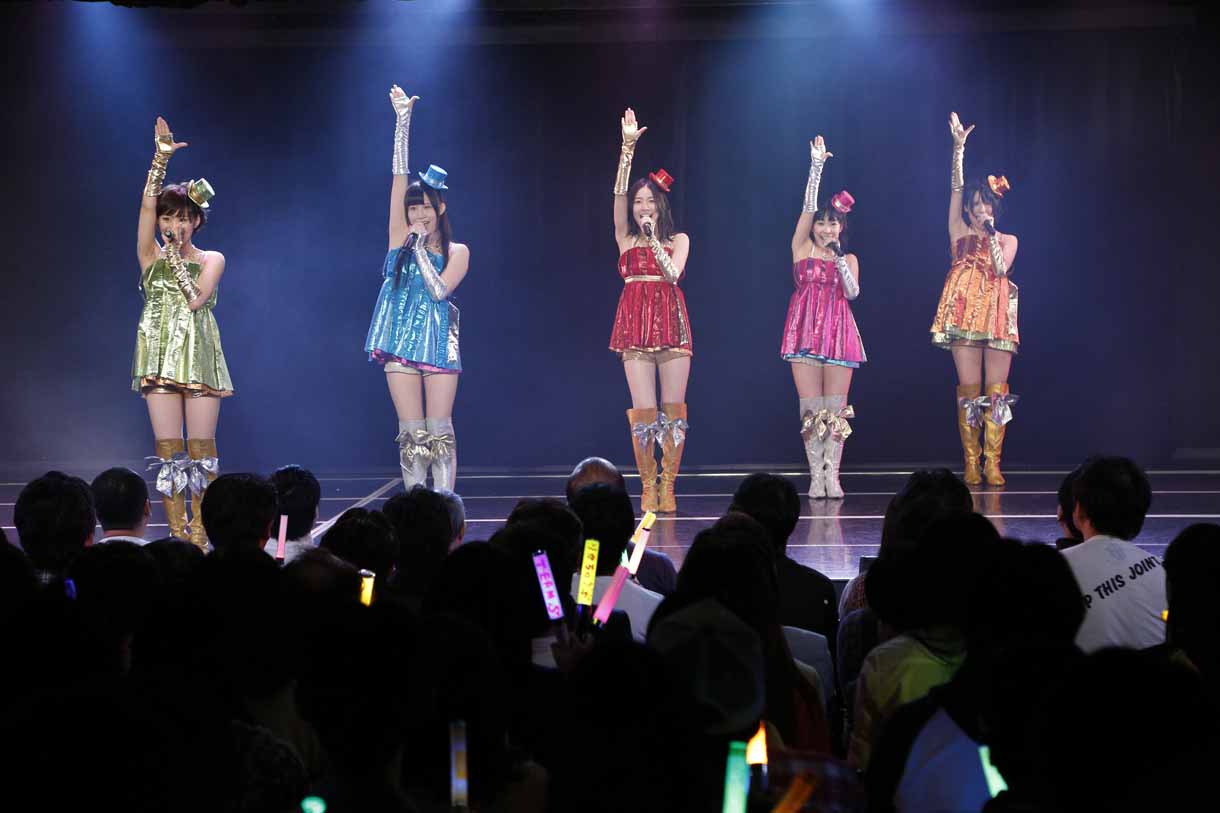 都築里佳、後藤理沙子、松井珠理奈、佐藤実絵子、中西優香による「女の子の第六感」歌唱の様子。 (c)AKS