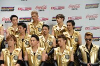 EXILEの囲み取材の様子。