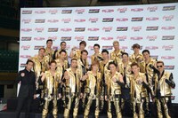 新メンバー5人とHIROを含め19人体制となったEXILE。