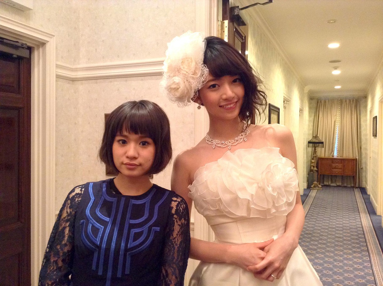 左からfumika、橋本奈々未（乃木坂46）。
