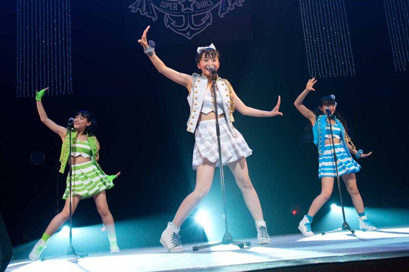 浅川梨奈、渡邉幸愛、内村莉彩による「初恋ラビリンス」歌唱の様子。