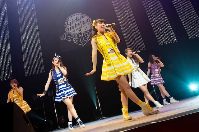 渡邉ひかる、勝田梨乃、宮崎理奈、志村理佳、荒井玲良による「ジン ジン ジングルベル」歌唱の様子。