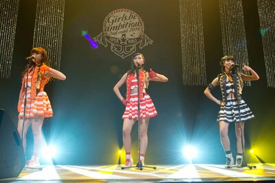 後藤彩、溝手るか、田中美麗による「年下の男の子」歌唱の様子。