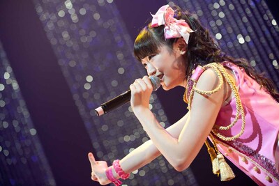 前島亜美による「センチメンタルジャーニー」歌唱の様子。