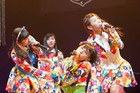 左から内村莉彩、浅川梨奈、志村理佳。