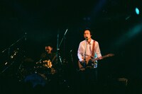 左から河村俊秀（Dr）、長岡亮介（Vo, G）。