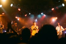 ペトロールズと髭のコラボステージの様子。