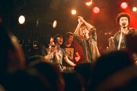 ペトロールズと髭のコラボステージの様子。