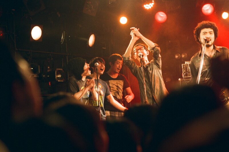 ペトロールズと髭のコラボステージの様子。