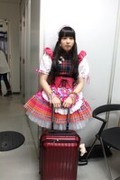 フリーライブ本番直前、なぜかキャリーバックを持ってボーッとする安藤ゆず。