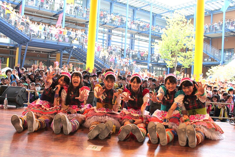 チームしゃちほこ「いいくらし発売記念Free Event Tour」京都公演フリーライブ終了後の記念撮影。