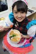 フリーライブ本番直前に弁当を食べる咲良菜緒。
