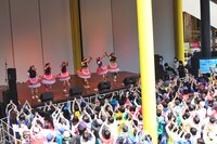 チームしゃちほこ「いいくらし発売記念Free Event Tour」京都公演フリーライブの様子。