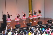 チームしゃちほこ「いいくらし発売記念Free Event Tour」京都公演フリーライブの様子。