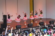 チームしゃちほこ「いいくらし発売記念Free Event Tour」京都公演フリーライブの様子。