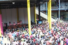 チームしゃちほこ「いいくらし発売記念Free Event Tour」京都公演フリーライブの様子。