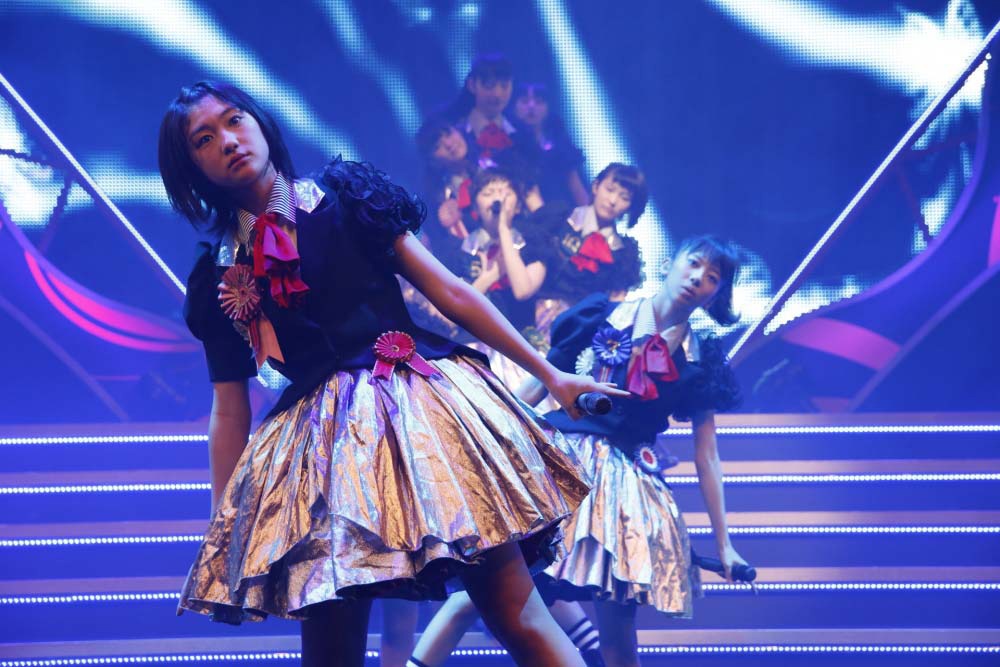 「禁断のカルマ」歌唱シーン。最前列は新メンバーの小林歌穂。