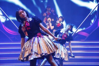 「禁断のカルマ」歌唱シーン。最前列は新メンバーの小林歌穂。