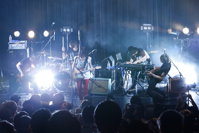 新山詩織「1stライブツアー『しおりごと』」東京・WWW公演の様子。