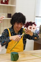 フラワーアレンジメントスクールでの酒田耕慈。