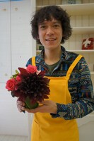 フラワーアレンジメントスクールでの酒田耕慈。