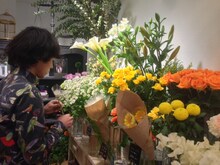 フラワーカンパニーズに贈る花を選ぶ酒田耕慈。