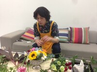 自腹購入した花を飾り付ける酒田耕慈。