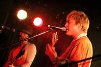 左から竹尾典明（G）、渡會将士（Vo, G）。（撮影：オオタシンイチロウ［scene16works］）