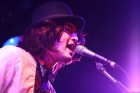 岩崎慧（Vo, G）（撮影：オオタシンイチロウ［scene16works］）