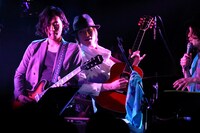 左から竹尾典明（G / FoZZtone）、中内正之（G, Cho / セカイイチ）。（撮影：オオタシンイチロウ［scene16works］）