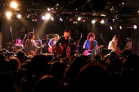 セカイイチとFoZZtone（撮影：オオタシンイチロウ［scene16works］）