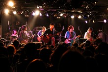 セカイイチとFoZZtone（撮影：オオタシンイチロウ［scene16works］）