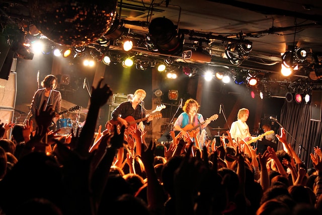 セカイイチとFoZZtone「『バンドマンは愛を叫ぶ』レコ発ツアー」東京・下北沢GARDEN公演の様子。（撮影：オオタシンイチロウ［scene16works］）