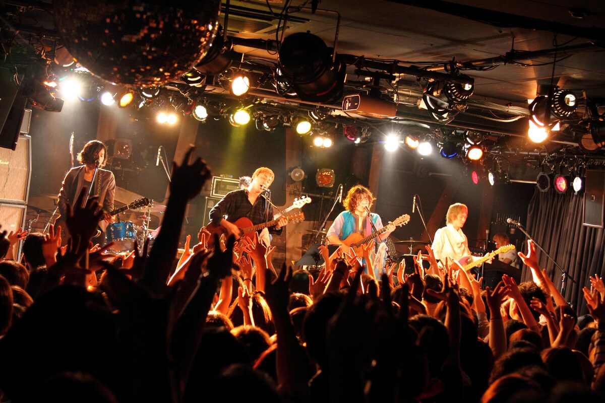 セカイイチとFozztone、愛を叫ぶ合体ライブでお祭り騒ぎ - 音楽ナタリー