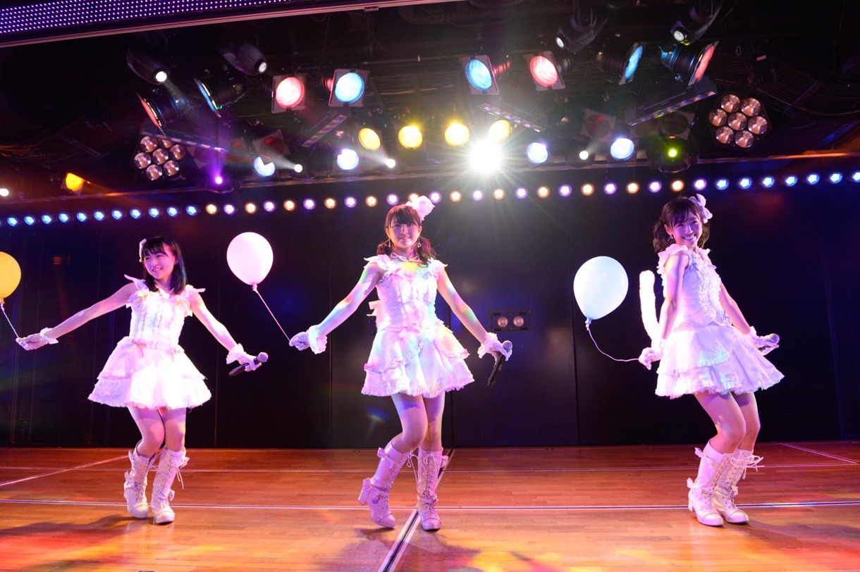 川本紗矢、大和田南那、内山奈月による「天使のしっぽ」歌唱の様子。 (c)AKS