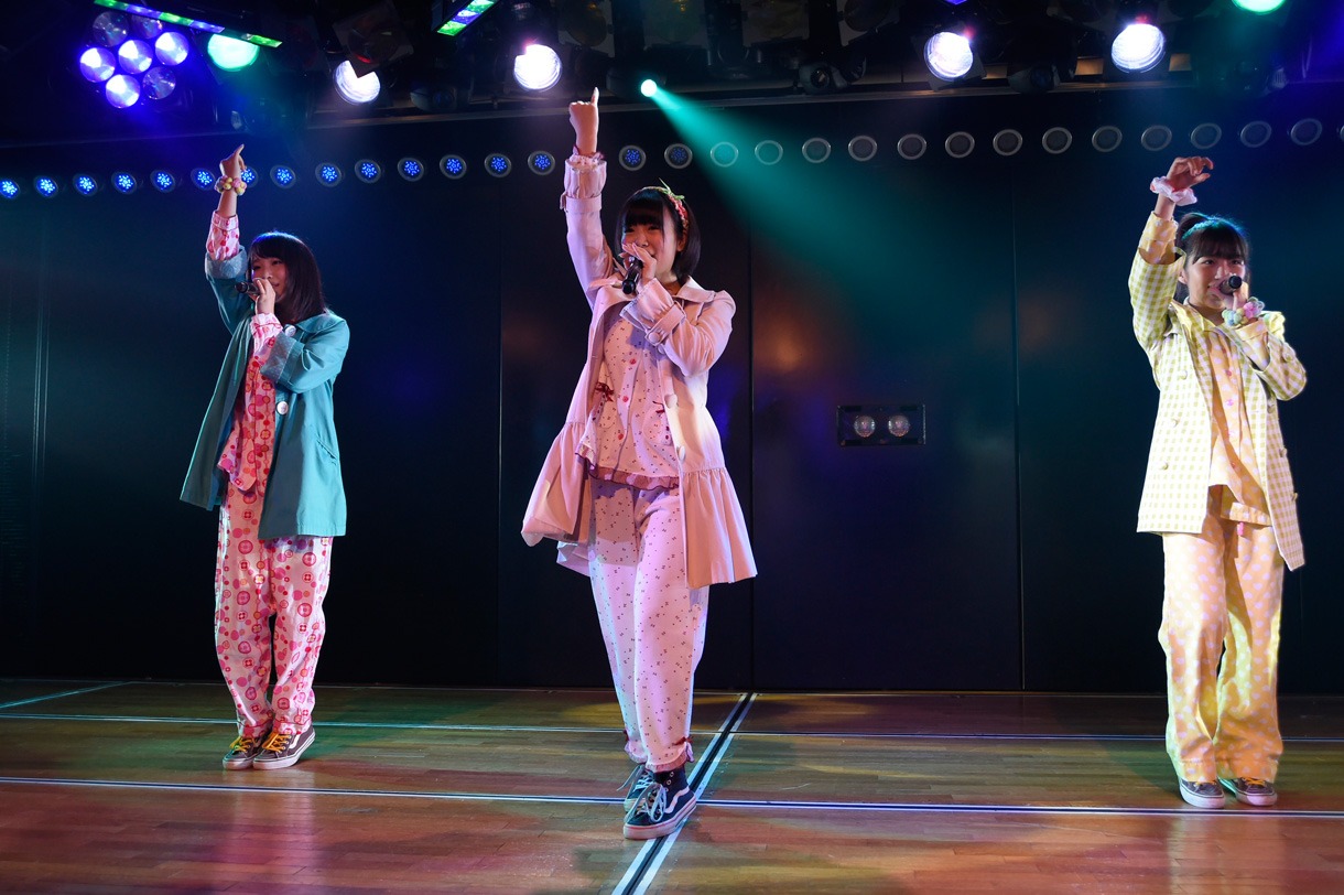高橋朱里、朝長美桜、大島涼花による「パジャマドライブ」歌唱の様子。 (c)AKS