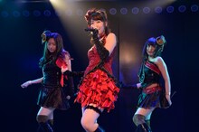 竹内美宥、柏木由紀、平田梨奈による「純情主義」歌唱の様子。 (c)AKS