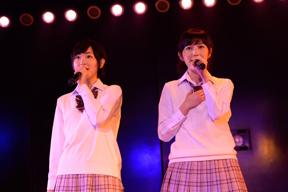左から生駒里奈、渡辺麻友。 (c)AKS