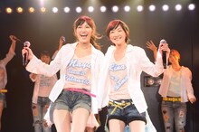 左から渡辺麻友、生駒里奈。 (c)AKS