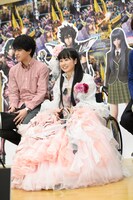 石川界人と佐々木彩夏。