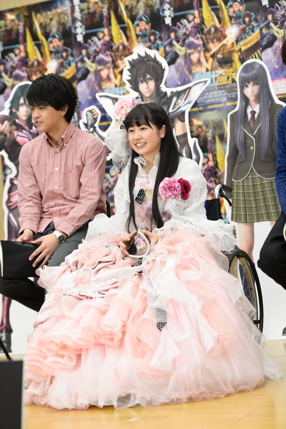 今週の人気の画像9位は「ももクロあーりん、車椅子姿で『聖闘士星矢』アフレコ」より、石川界人と佐々木彩夏。