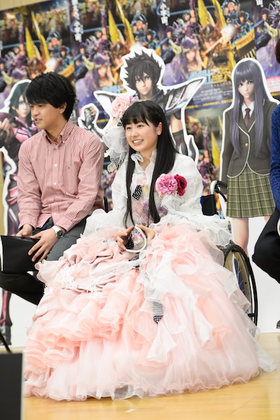 石川界人と佐々木彩夏。