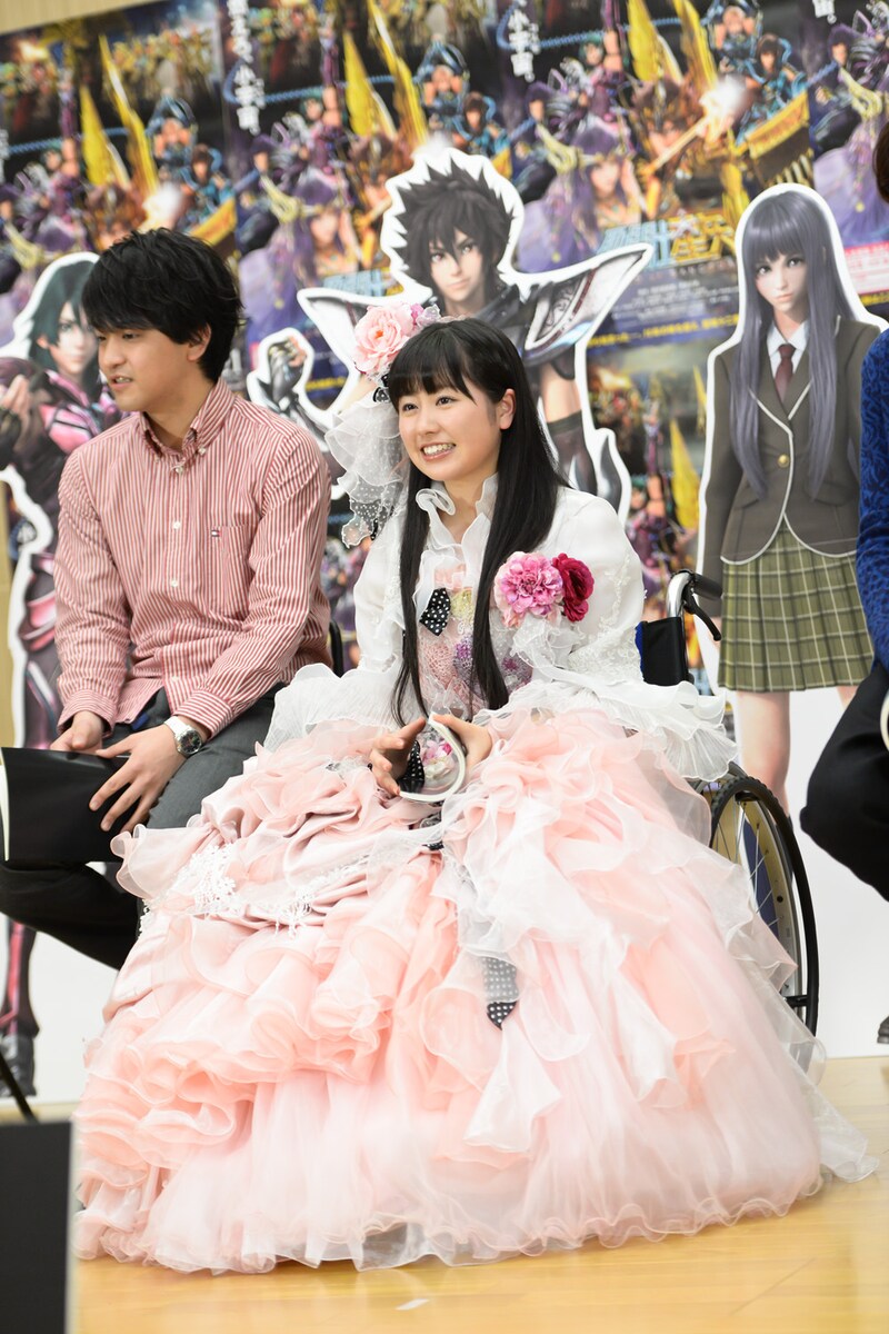 石川界人と佐々木彩夏。