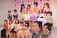 会場に集まった子供たちとの集合写真。